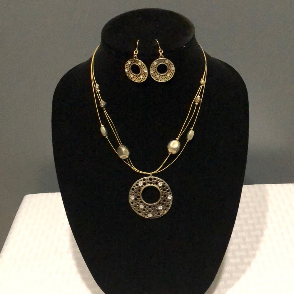 Lady’s brushed gold necklace and earring set